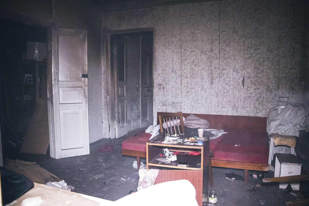 В Киеве горел дом, в котором бездомные жгли костры, найдено тело, выяснили журналисты