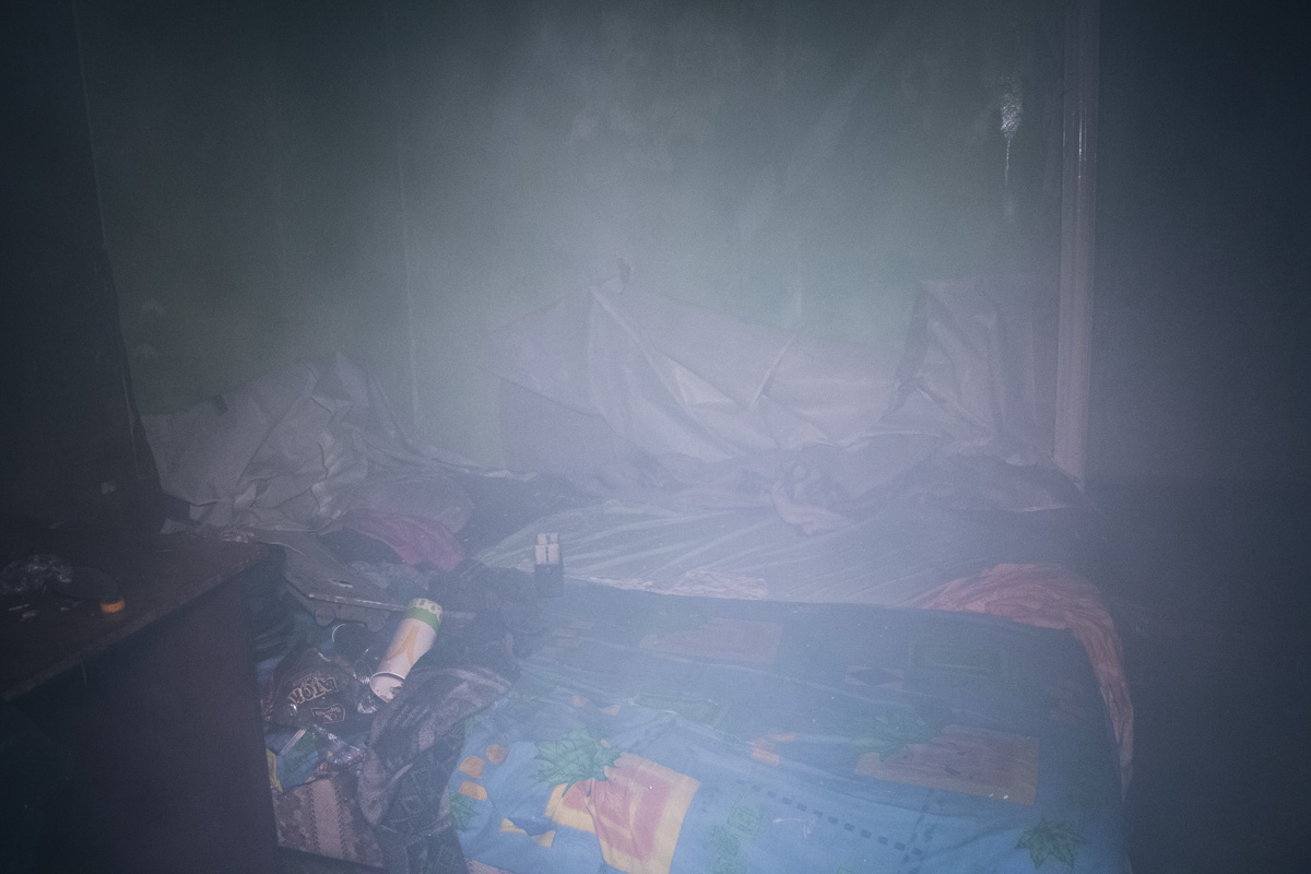 В Киеве горел дом, в котором бездомные жгли костры, найдено тело, выяснили журналисты