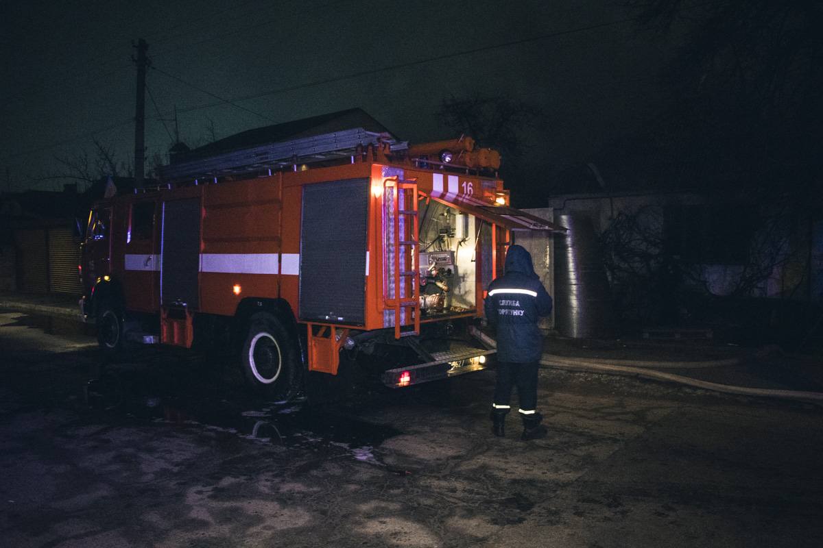 В Киеве горел дом, в котором бездомные жгли костры, найдено тело, выяснили журналисты