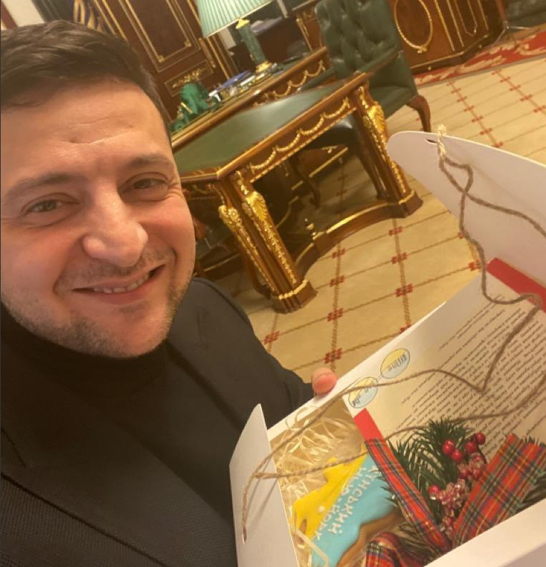 Президент получил подарок от детей из украинского Нью-Йорка Президент получил подарок от детей из украинского Нью-Йорка