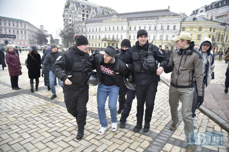 В центре Киева произошли стычки между националистами и антифашистами