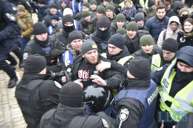 В центре Киева произошли стычки между националистами и антифашистами