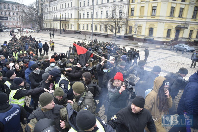 В центре Киева произошли стычки между националистами и антифашистами
