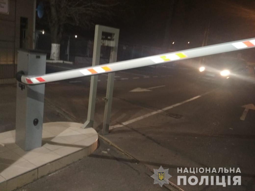 Авто снесло шлагбаум Авто снесло шлагбаум