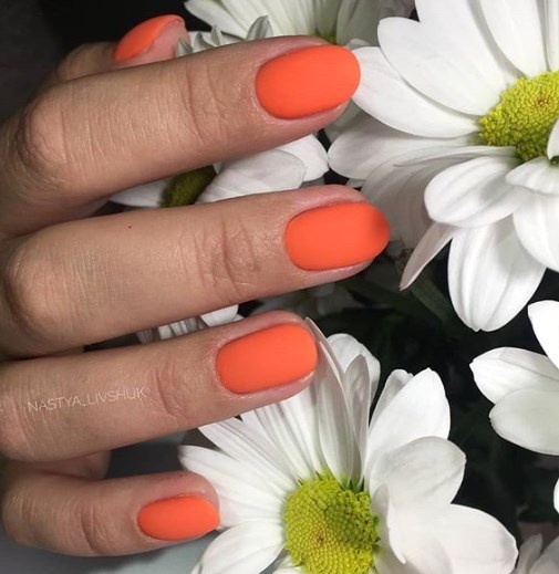 Оранжевый маникюр 2020
