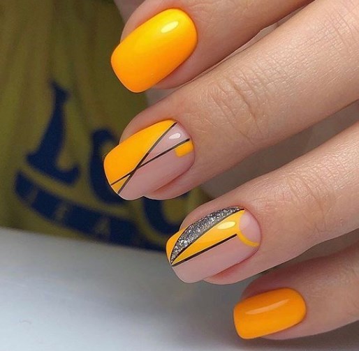 Оранжевый маникюр 2020