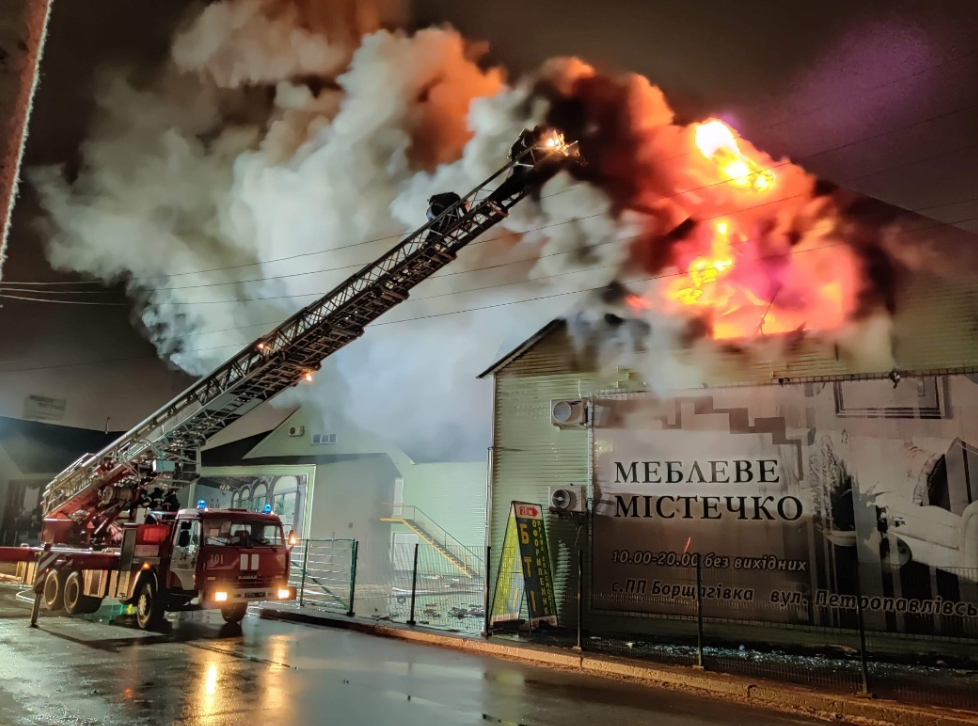 В Петропавловской Борщаговке горел Мебельный городок