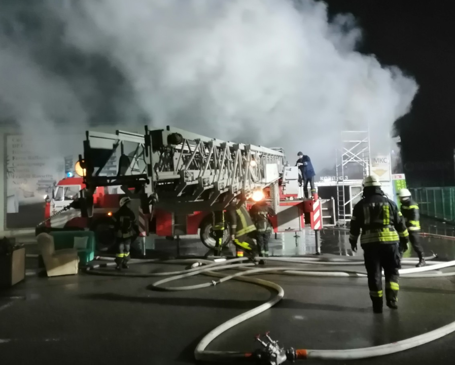 В Петропавловской Борщаговке горел Мебельный городок