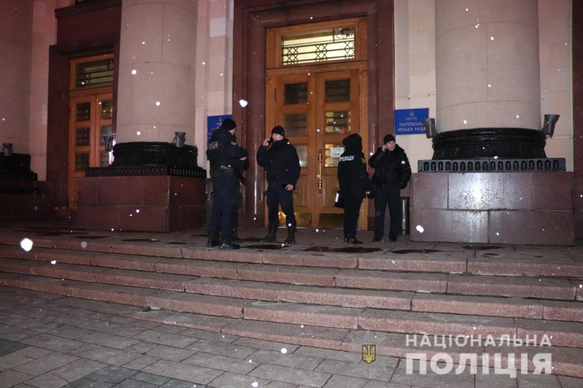 В Харькове под зданием ОГА жгли файеры - фото