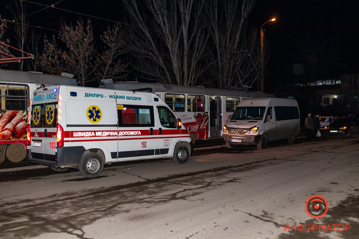 В Днепре микроавтобус въехал в толпу пешеходов, есть пострадавшие