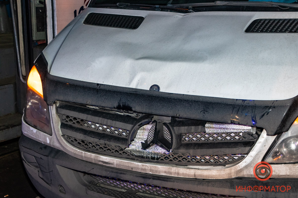 В Днепре микроавтобус въехал в толпу пешеходов, есть пострадавшие