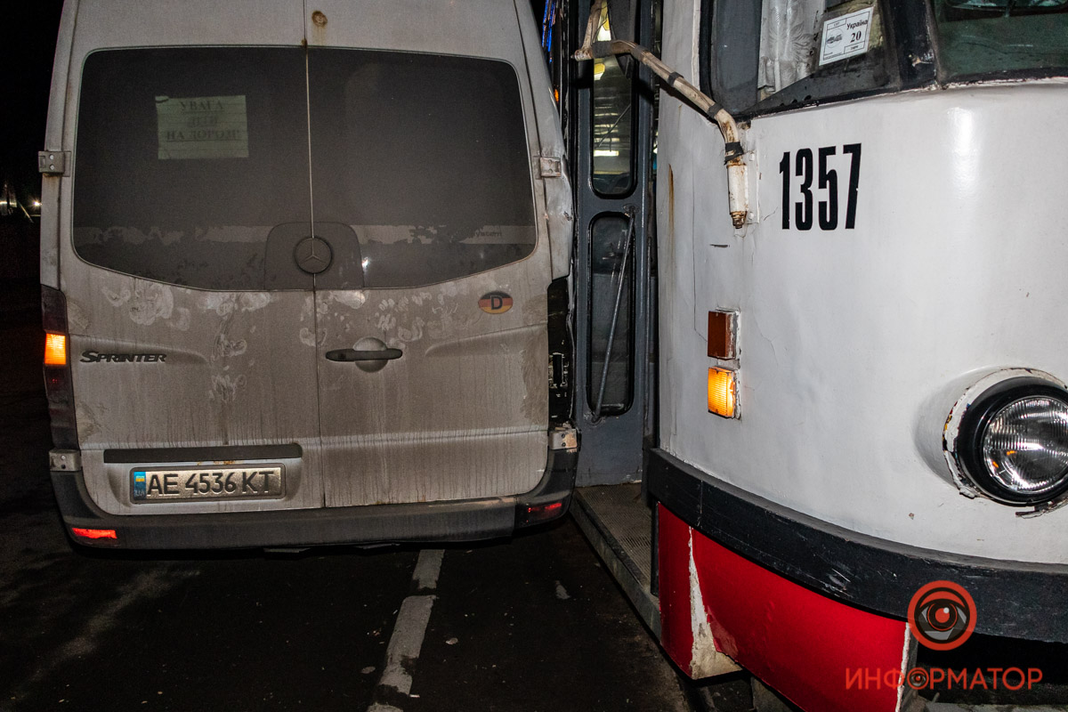 В Днепре микроавтобус въехал в толпу пешеходов, есть пострадавшие