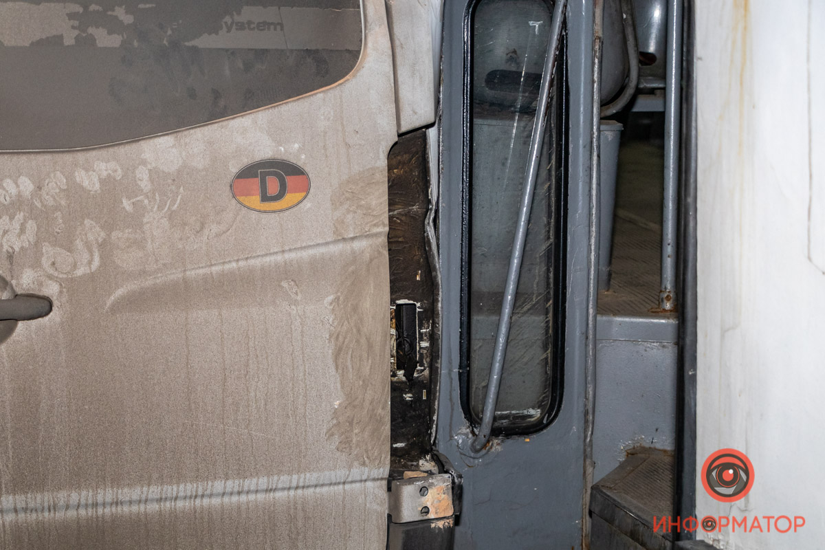 В Днепре микроавтобус въехал в толпу пешеходов, есть пострадавшие