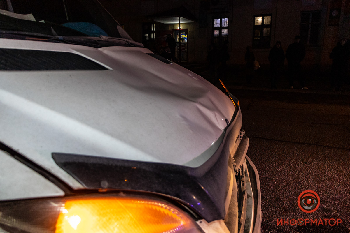 В Днепре микроавтобус въехал в толпу пешеходов, есть пострадавшие