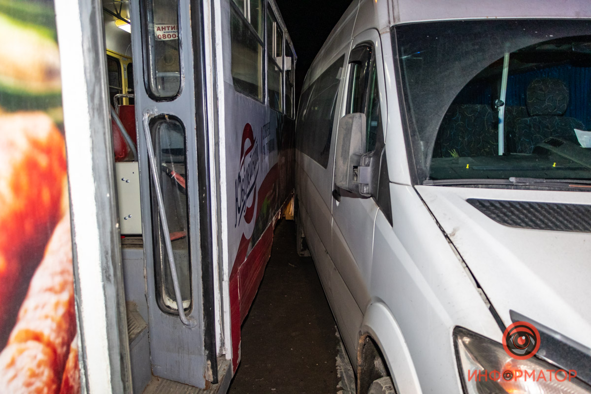 В Днепре микроавтобус въехал в толпу пешеходов, есть пострадавшие