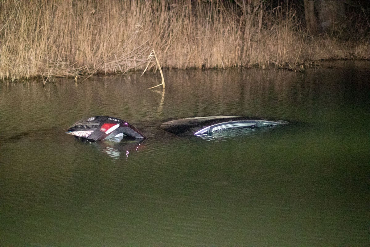автомобиль полностью ушел под воду автомобиль полностью ушел под воду