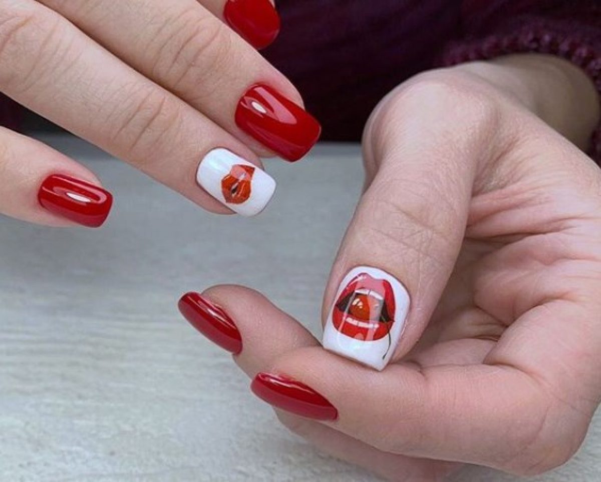 Красный маникюр с губами на ногтях