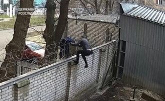 Черновол зашла в ГБР, сиганув через забор / Фото: скриншот Черновол зашла в ГБР, сиганув через забор / Фото: скриншот