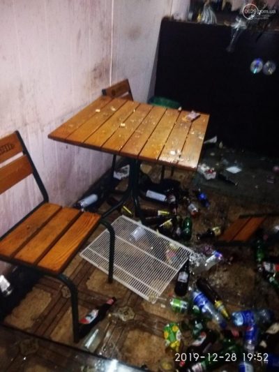 В Мариуполе мужчины в шапках Санта Клаусов разгромили "наливайки"