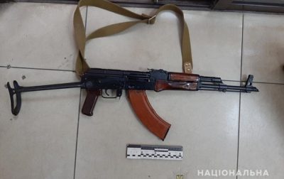 По Харькову среди бела дня разгуливал мужчина с автоматом