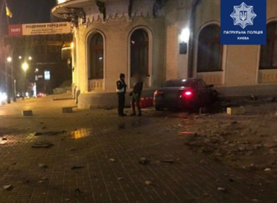 В центре Киева иномарка врезалась в филармонию, опубликованы фото