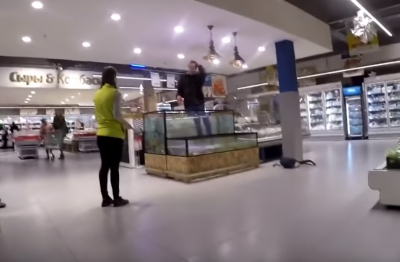 Мужчина прыгнул в аквариум в супермаркете Калининграда / Фото: скриншот из видео