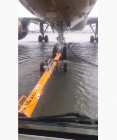 Водой залило перроны и взлетно-посадочные полосы / Скриншот видео