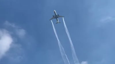 У самолета возникли проблемы с двигателем / скриншот У самолета возникли проблемы с двигателем / скриншот