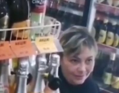 "Ты, пи*дюк, бл*дь": в Одессе пьяная торговка обматерила покупателя из-за украинского языка