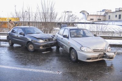 Масштабное ДТП в Киеве: из-за гололеда столкнулись пять авто, движение парализовано