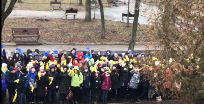 Родители возмущены, что детей заставили проявлять патриотизм под дождем / Фото: скриншот