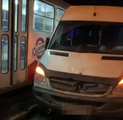 В Днепре горе-водитель на микроавтобусе въехал в толпу пешеходов