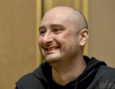 "Идиотом себя зачем выставлять": Бабченко назвал Билли Айлиш "х*ней" и получил на орехи в Сети