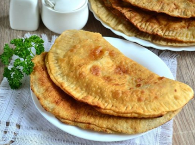 В домашние чебуреки на кефире можно отправить фарш с зеленью - Чебуреки с мясом