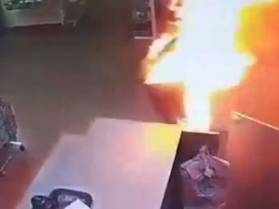 Пламенные чувства: мужчина в магазине облил бензином и поджег экс-жену - видео 18+