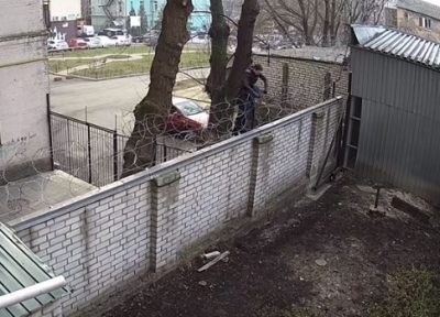 Черновол перелезла через забор у здания ГБР / скриншот из видео Черновол перелезла через забор у здания ГБР / скриншот из видео