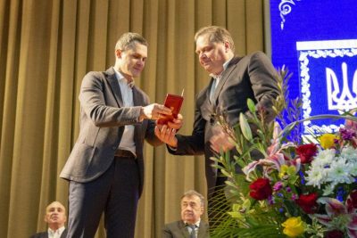 Почетные награды деятелям науки вручил председатель Харьковской облгосадминистрации Алексей Кучер. Почетные награды деятелям науки вручил председатель Харьковской облгосадминистрации Алексей Кучер.