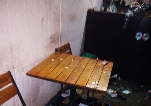 В Мариуполе мужчины в шапках Санта Клаусов разгромили "наливайки"