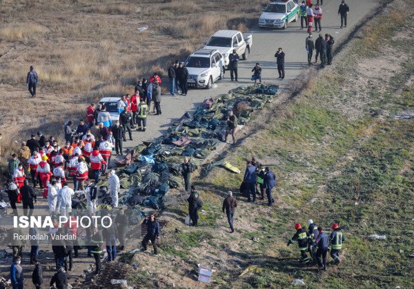 Крушение Боинг 737 МАУ: на месте трагедии собирают тела погибших