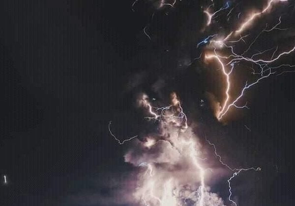 Как во время извержения Везувия: гроза над вулканом Таал попала на видео