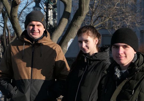 "Бывшая жена приняла аннексию": Сенцов перевез из Крыма маму и больного сына