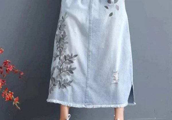 Мода 2020 весна: в моде джинсовые юбки с дырками и разрезом спереди фото