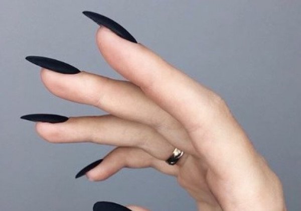 Черный маникюр 2020: роса на ногтях, черный френч и маникюр в горошек фото