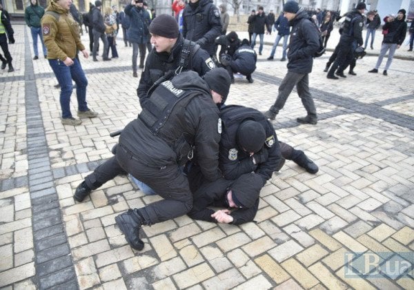 В центре Киева произошли стычки между националистами и антифашистами