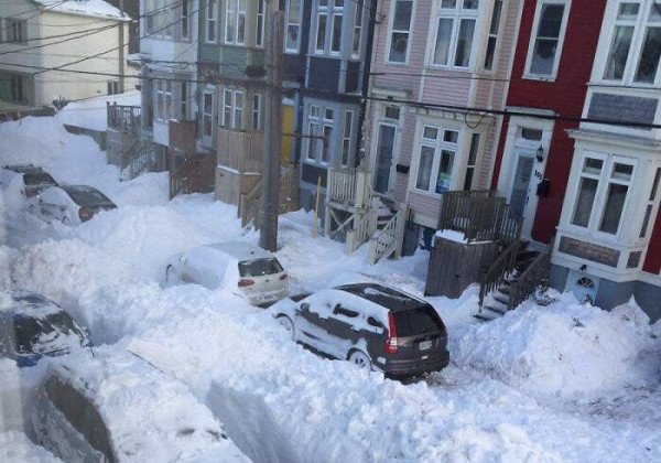 "Верните нам снег!": Канада утопает в снегу, на помощь позвали военных