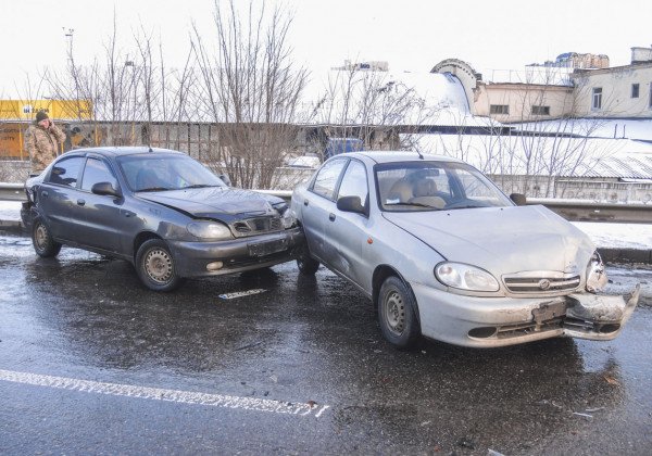 Масштабное ДТП в Киеве: из-за гололеда столкнулись пять авто, движение парализовано