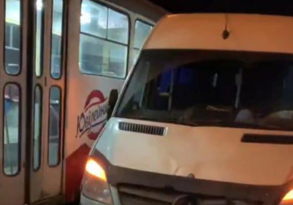 В Днепре горе-водитель на микроавтобусе въехал в толпу пешеходов