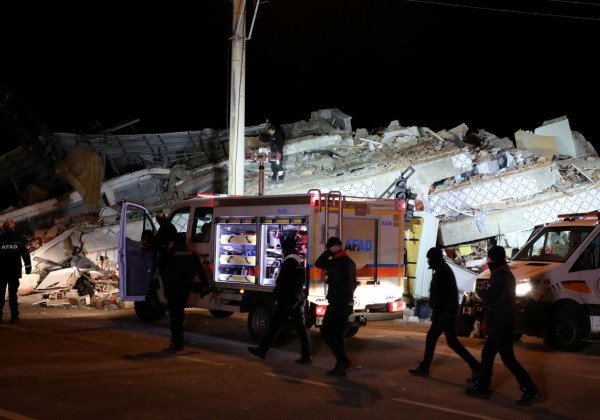 Мощное землетрясение в Турции: десятки жертв и более тысячи пострадавших