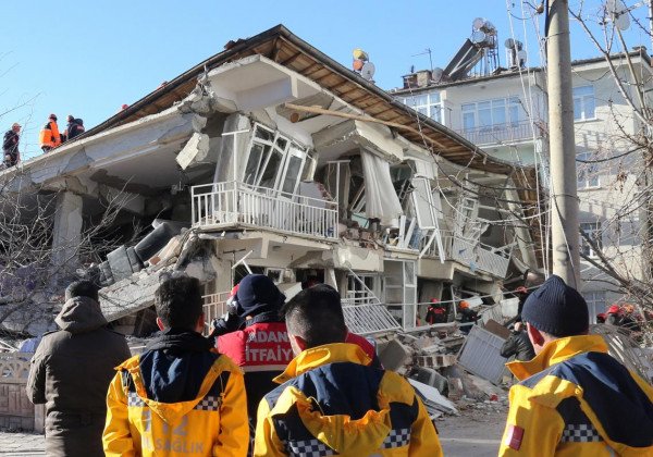 Турция оплакивает 31 жертву землетрясения, а Бабченко черти крутят на вертеле