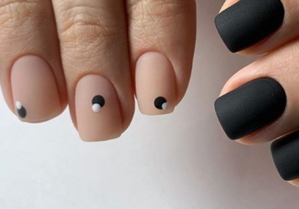 Маникюр 2020 минимализм: модные точки на ногтях, полоски и квадраты фото